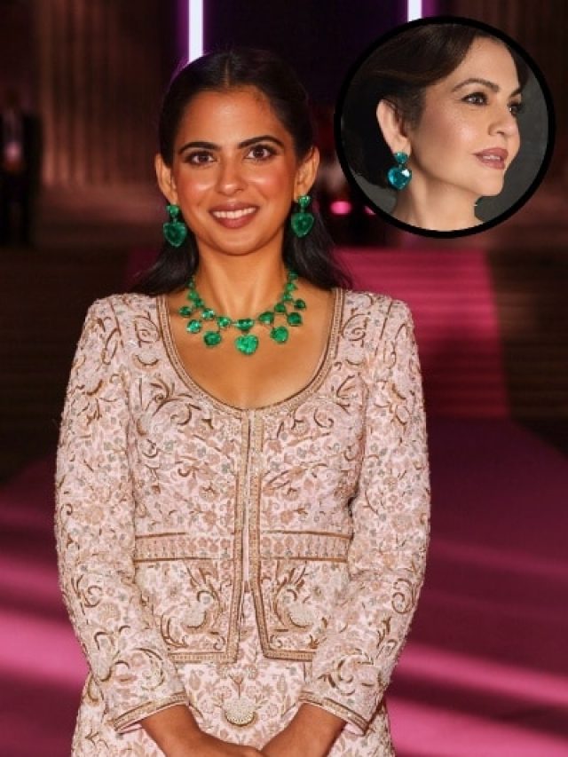 70 कैरेट के हार्ट-शेप्ड ईयररिंग्स.. मां नीता की पन्ना जूलरी में ईशा अंबानी का दिखा रॉयल अंदाज