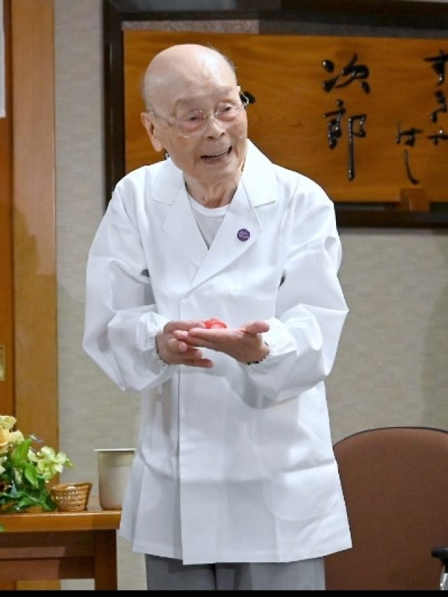 ग्रीन टी या योग नहीं, ये मजेदार आदत है 100 साल के जापानी शेफ की लंबी उम्र का राज! जानें