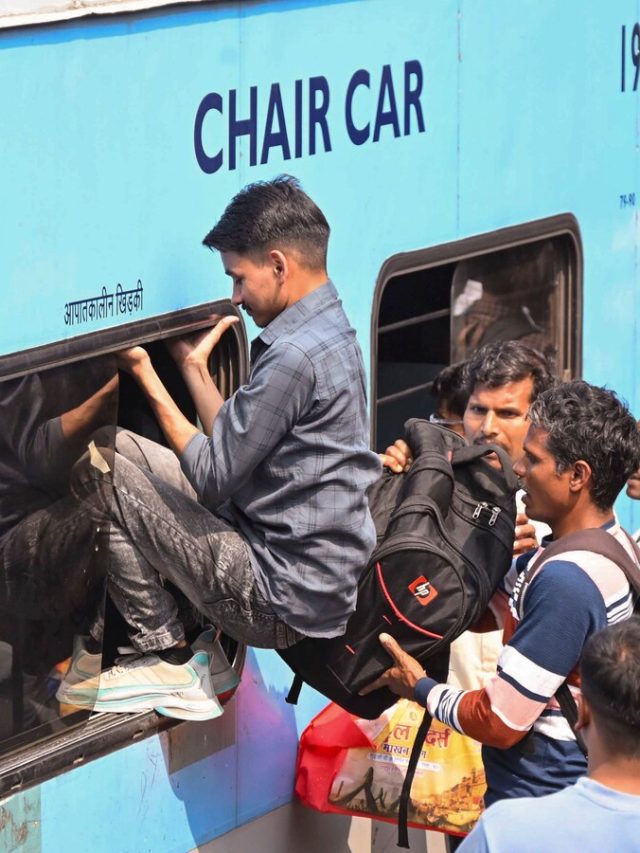 छठ पूजा के बाद ट्रेनों में भारी भीड़, स्लीपर कोच में भी ठूंस-ठूंस कर सफर कर रहे यात्री, VIDEO