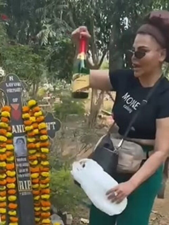 शराब लेकर मां की कब्र पर पहुंचीं राखी, भड़के यूजर्स, बोले- 3 साल से कहां थीं?