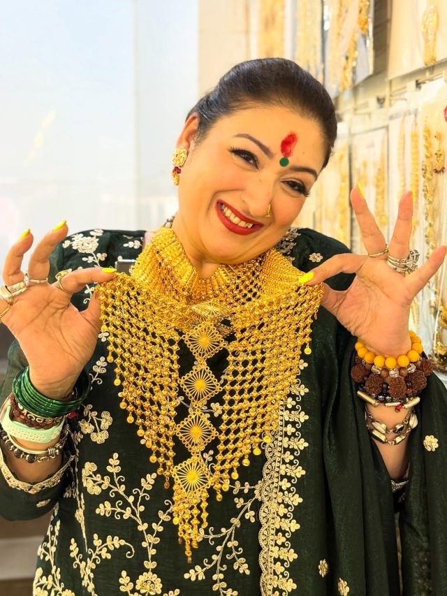 करवाचौथ के दिन गोविंदा ने पत्नी सुनीता पर लुटाया प्यार, गिफ्ट किया सोने का हार!