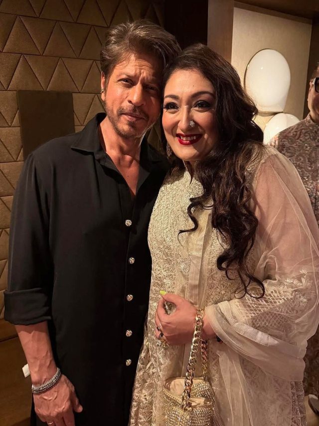 गोव‍िंदा को भूलकर दिवाली पार्टी में शाहरुख संग दिखीं सुनीता, दिए पोज