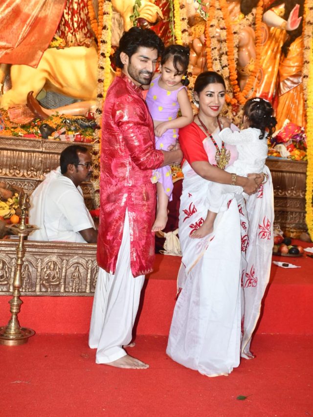 दुर्गा पंडाल में लड़ीं देबीना की बेटियां, देखकर चौंकी रानी मुखर्जी, बच्चियों को संभाला