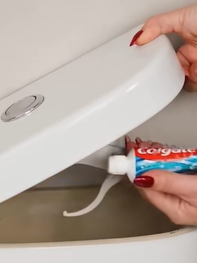 टूथपेस्ट में पिन से छेद कर बाथरूम में ये क्या जुगाड़ कर रहे हैं लोग?