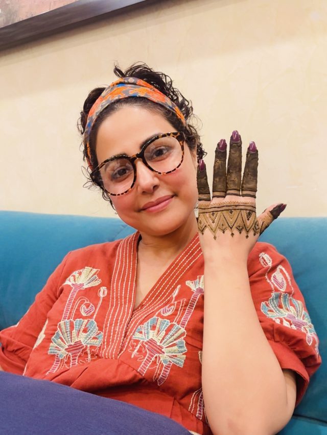पहले करवाचौथ के लिए तैयार हिना खान, लगवाई पिया के नाम की मेहंदी, हो गईं ट्रोल