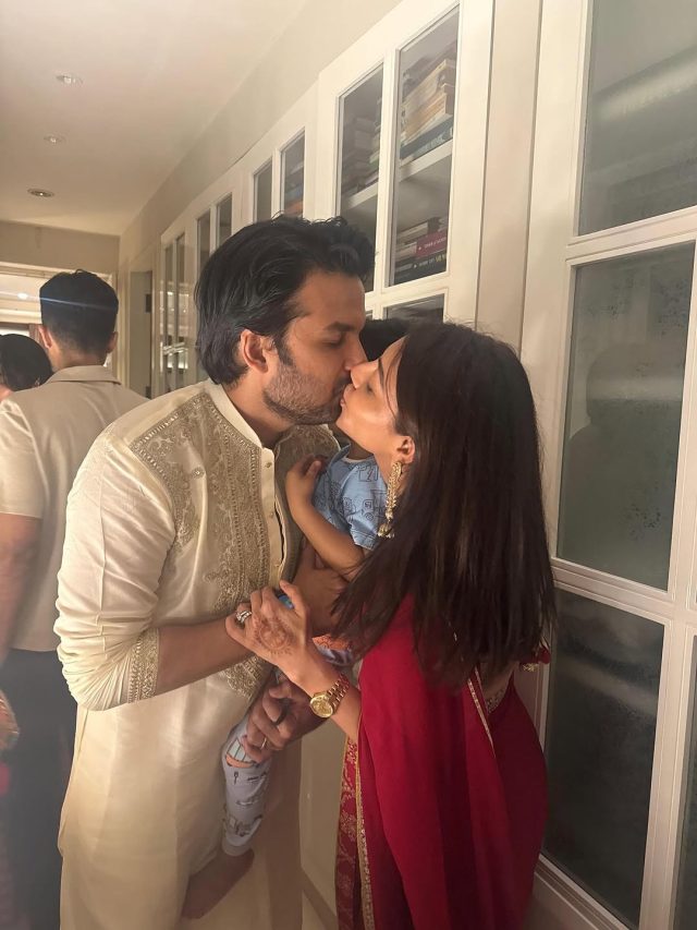 करवाचौथ पर लाल साड़ी में सजीं काजल अग्रवाल, फिर पति संग किया लिपलॉक