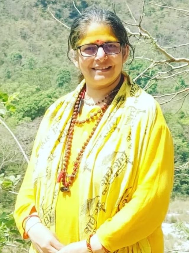 संन्यासी बनी मशहूर एक्ट्रेस, मांग कर खा रही खाना, गुफा में रहकर जी रही ऐसी जिंदगी