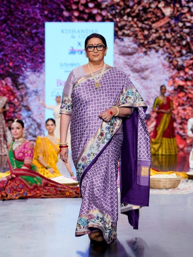 26 साल बाद फिर रैंप पर उतरीं स्मृति ईरानी, नंगे पैर की वॉक, देखकर दंग रह गए गेस्ट, Video