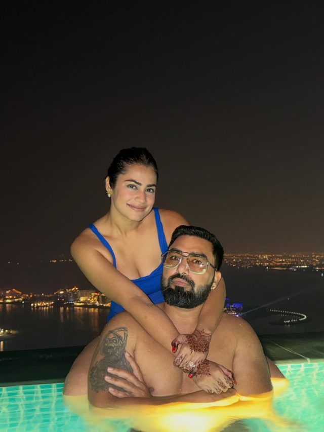 दूसरी पत्नी संग पूल में रोमांटिक हुआ यूट्यूबर, किया Kiss, बनने वाला है 5वें बच्चे का पिता