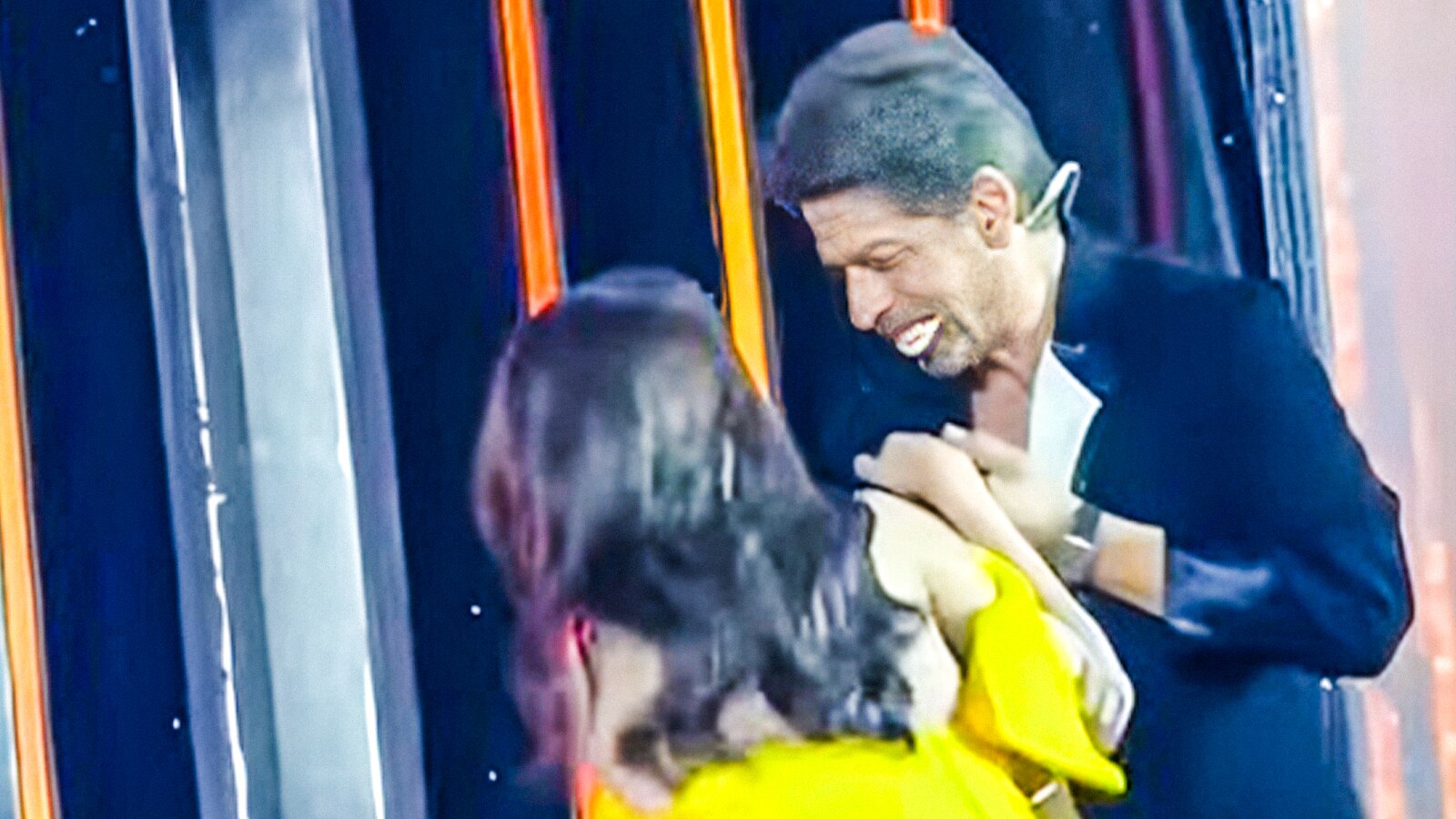 सीढ़ियों पर लड़खड़ाई एक्ट्रेस, शाहरुख खान ने गिरने से बचाया-संभाली ड्रेस, जीता फैंस का दिल