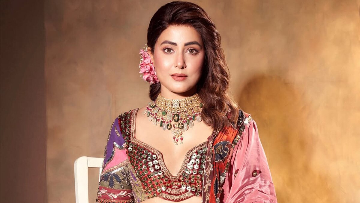 आंखों पर पट्टी बांध हिना को ढूंढ रहे रॉकी, पकड़े रुबीना के पैर, मुनव्वर ने मारा ताना