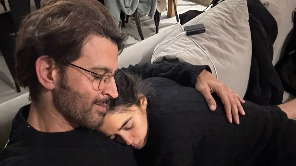 ऋतिक की बांहों में गर्लफ्रेंड सबा, रिश्ते को हुए 4 साल, फैंस ने पूछा- शादी कब करोगे?