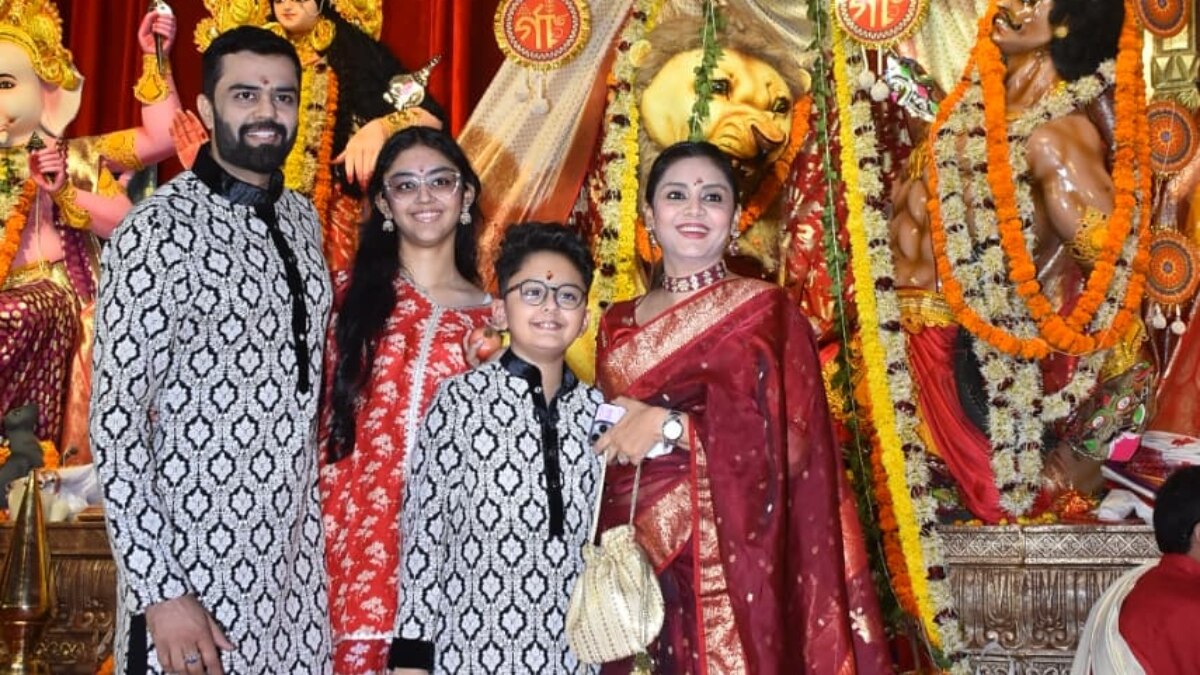 दुर्गा पंडाल में परिवार संग पहुंचा एक्टर, इतने बड़े हो गए बच्चे, देखकर दंग फैंस