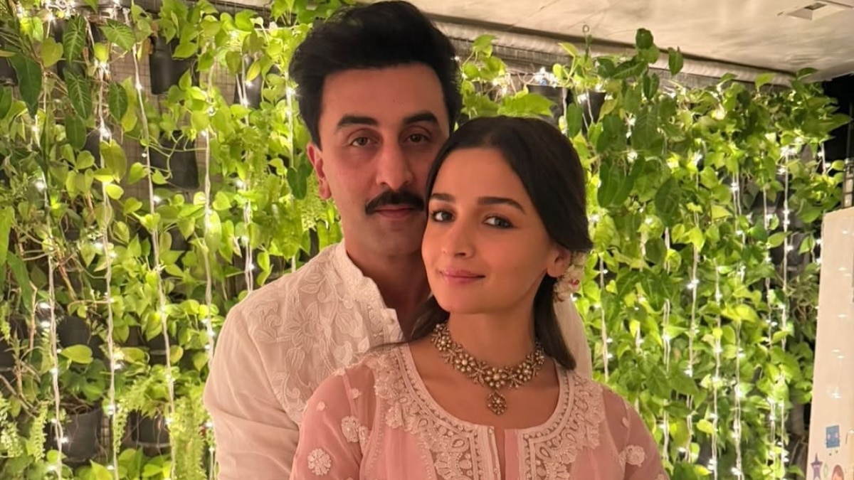 दूसरी बार प्रेग्नेंट है आलिया भट्ट, छुपा रहीं बेबी बंप? रणबीर संग फोटो वायरल