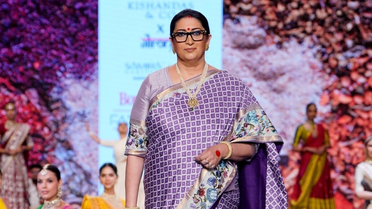 26 साल बाद फिर रैंप पर उतरीं स्मृति ईरानी, नंगे पैर की वॉक, देखकर दंग रह गए गेस्ट, Video