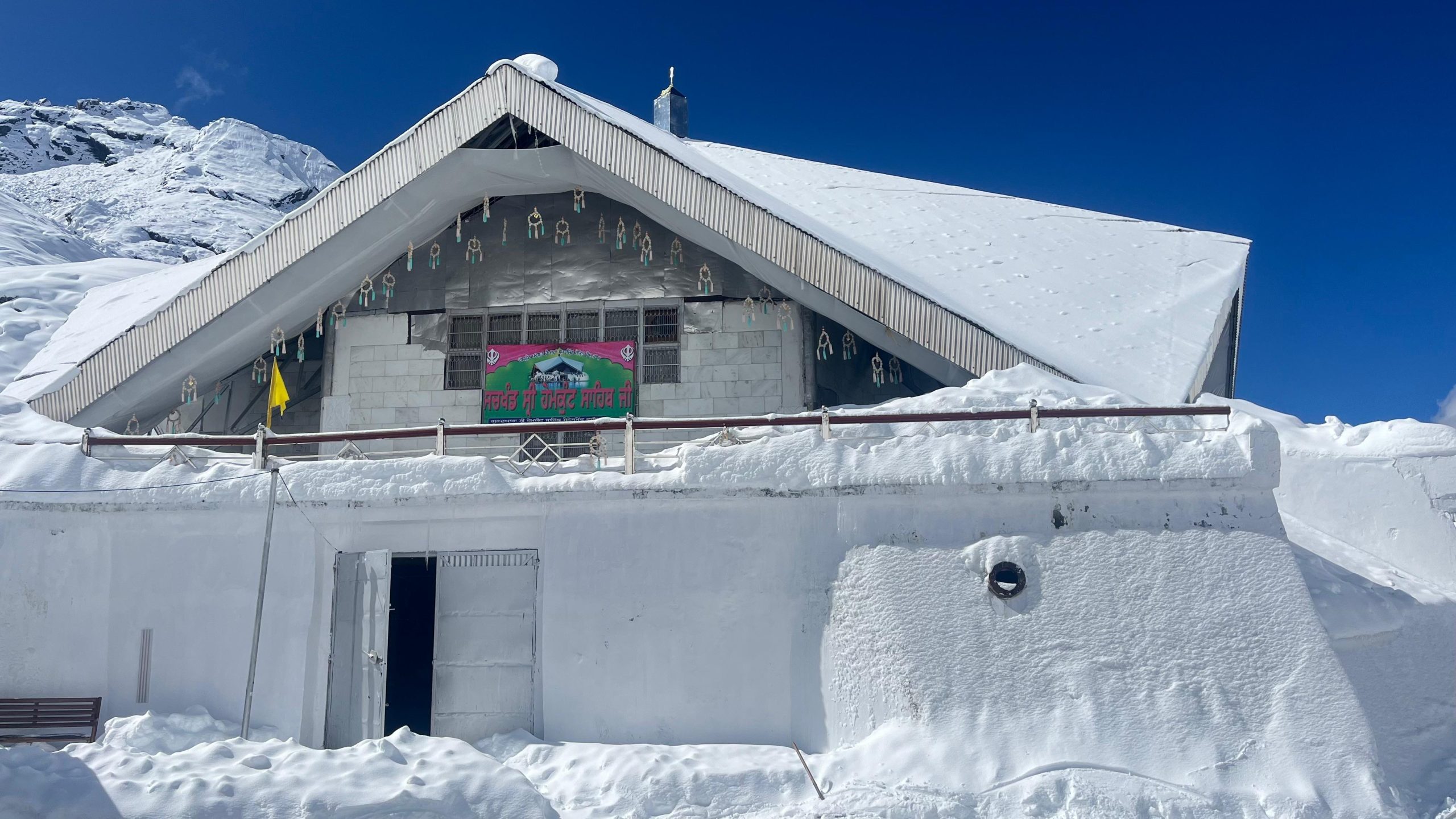 Snowfall Video: चांदी से चमक रहे बर्फ से ढके पहाड़, देखें अद्भुत नज़ारा