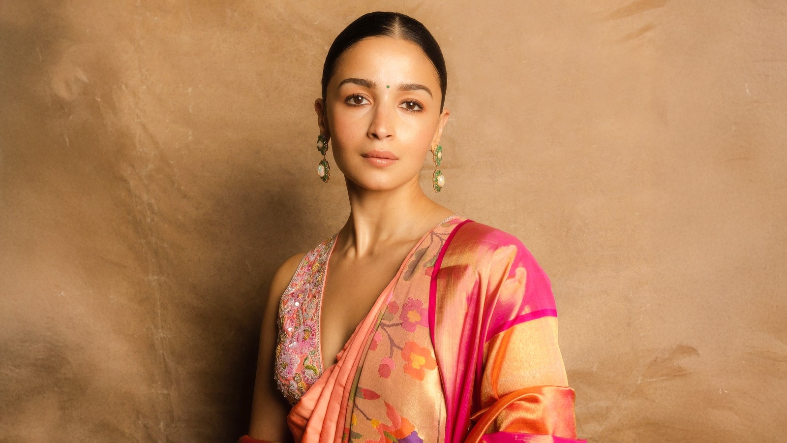 करोड़ों के बंगले में गृहप्रवेश करेंगी आलिया, पुराना घर छोड़ने पर हुईं इमोशनल