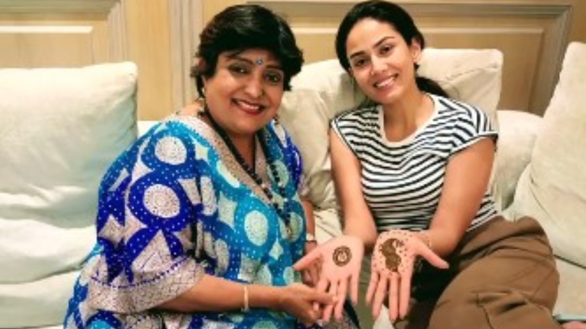 रवीना से श‍िल्पा तक, करवाचौथ पर सबने रचाई मेहंदी, शेयर की तस्वीर