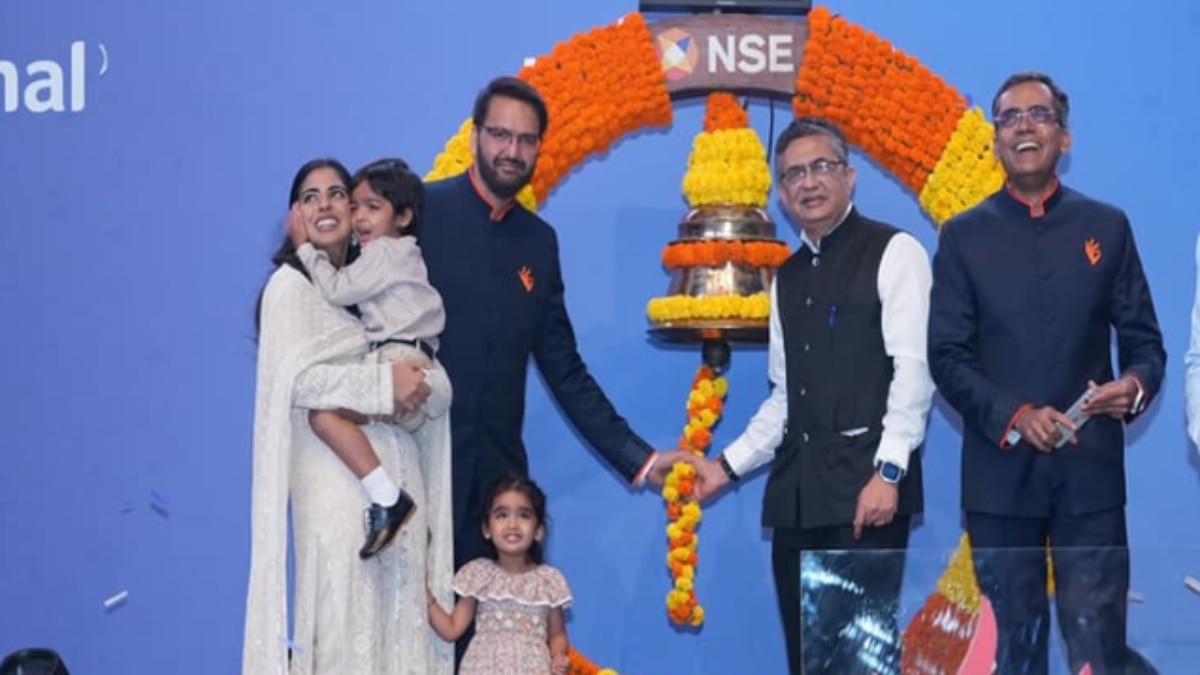 जब रोने लगा Isha Ambani का बेटा कृष्णा, राधिका मर्चेंट ने ऐसे कराया चुप, PHOTOS