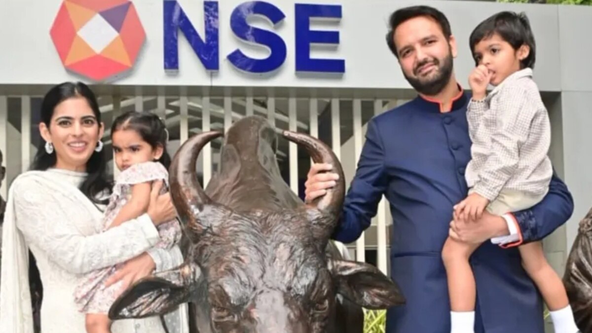 मां ईशा से लिपटी आदिया, पिता आनंद की गोद में अंगूठा चूसते कृष्णा.. क्यूट लगी पीरामल फैमिली