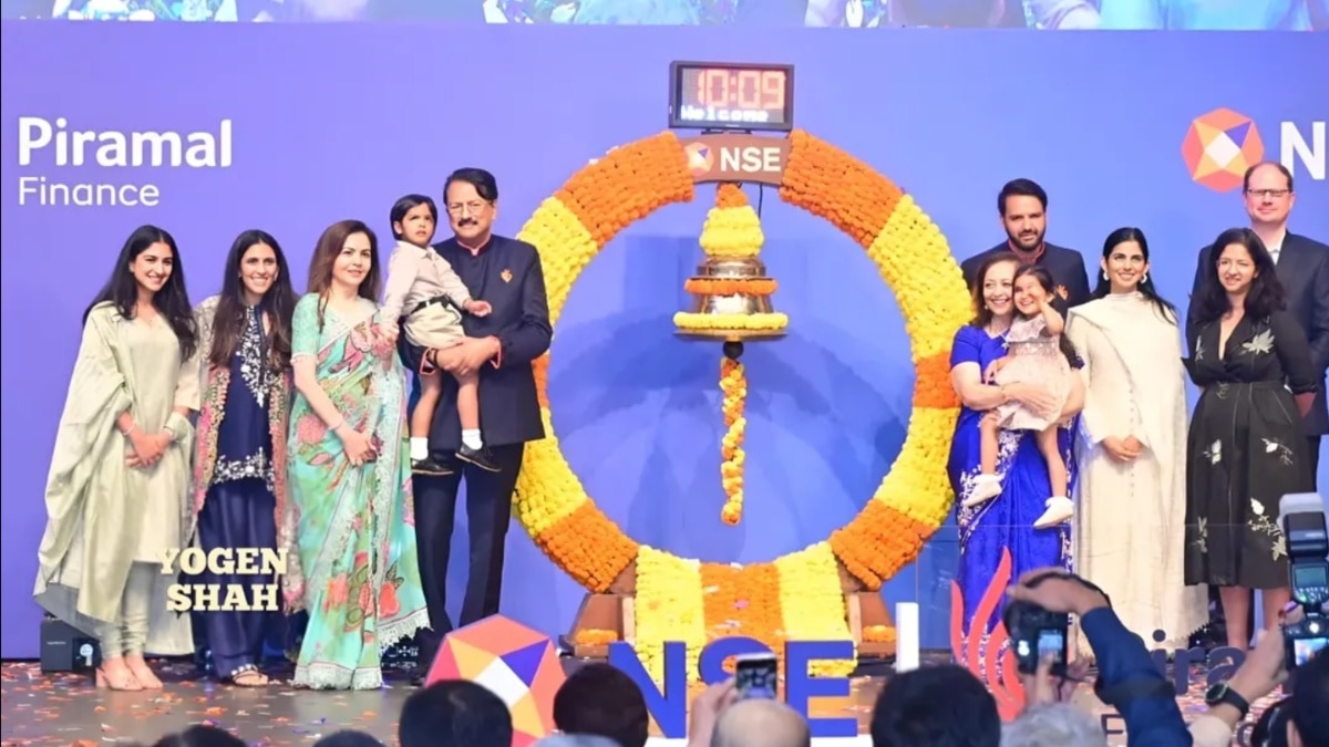 एक फ्रेम में दिखा अंबानी और पीरामल खानदान, नीता ने समधन के साथ साड़ी में की ट्विनिंग