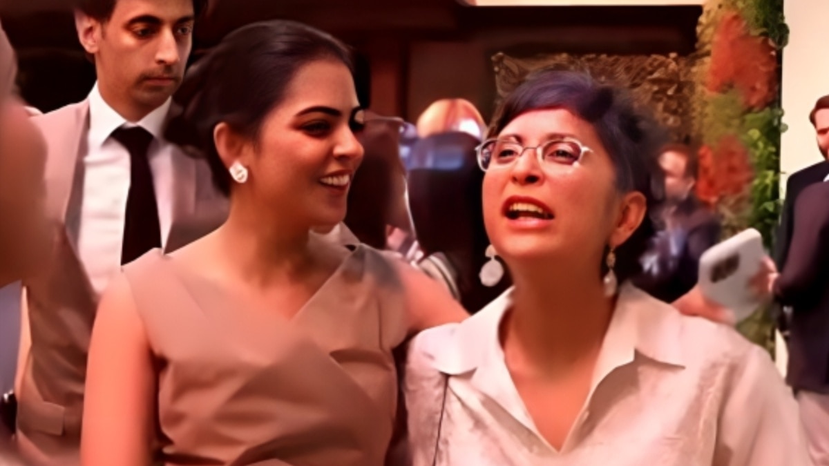 ईशा अंबानी ने आमिर की EX-वाइफ किरण संग की हंसी-ठिठोली, दोनों का स्टाइल लगा कमाल