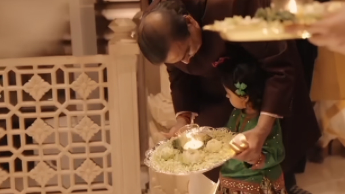 मुकेश अंबानी ने पोती वेदा संग उतारी शिव जी की आरती, क्यूट VIDEO ने जीता सबका दिल