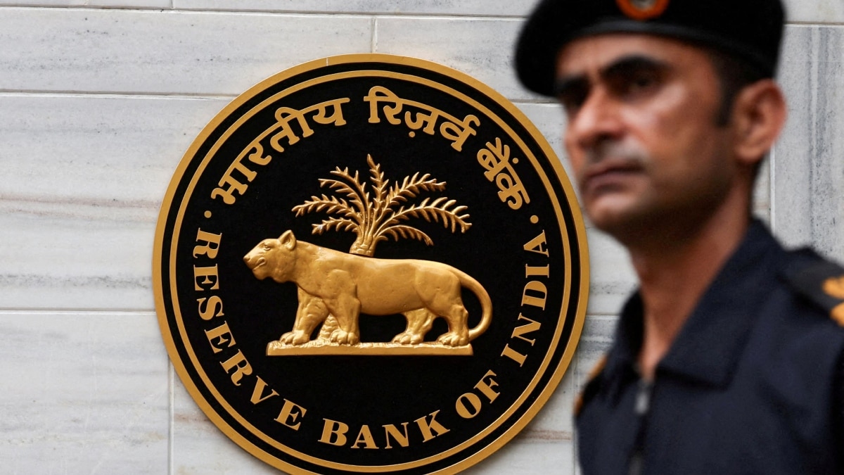 इस बड़े बैंक पर RBI ने लगाया तगड़ा जुर्माना, कस्‍टमर्स पर क्‍या होगा असर