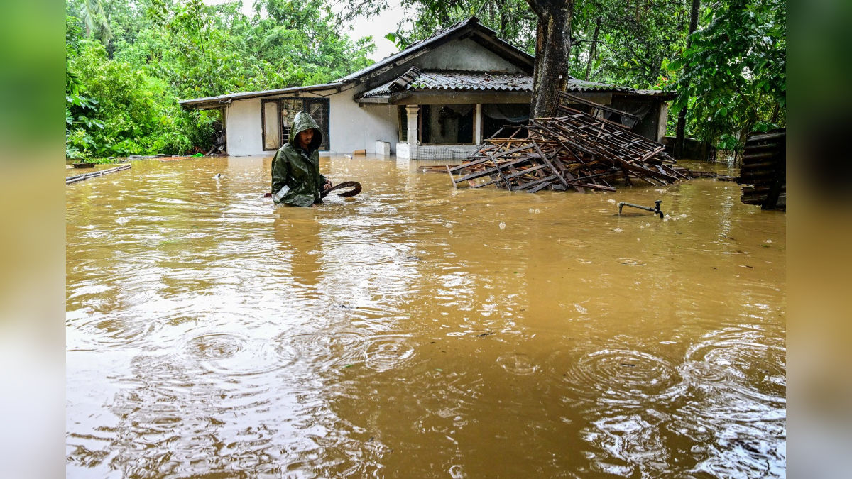 Cyclone Ditwah ने श्रीलंका में मचाई तबाही, वीडियो में देखें हाल