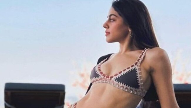 समंदर के बीच एक्ट्रेस ने किया शीर्षासन, बिकिनी लुक में दिखाई फिटनेस