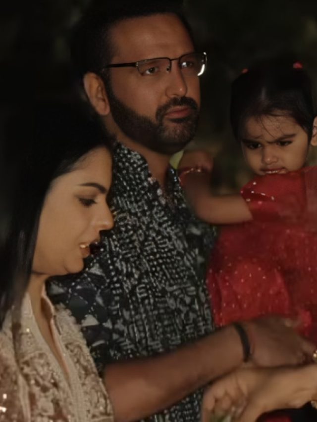 मंदिर में पति आनंद संग ईशा अंबानी ने की पूजा, क्रिस्टल्स से सजे आउटफिट में लगीं सुंदर