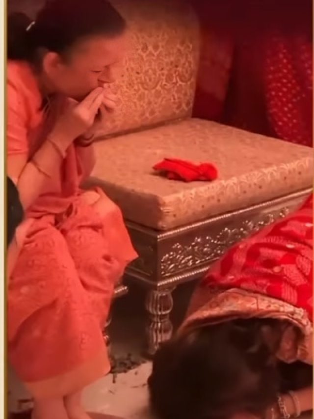 नीता अंबानी ने बर्थडे पर मां के छुए पैर, झुकाया सिर, देखें इमोशनल VIDEO