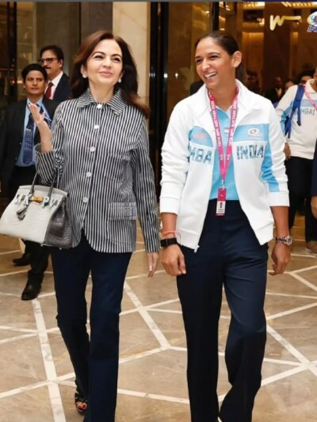 नीता अंबानी का WPL ऑक्शन में पैंट-शर्ट में मॉडर्न लुक, हरमनप्रीत के साथ छाया अंदाज