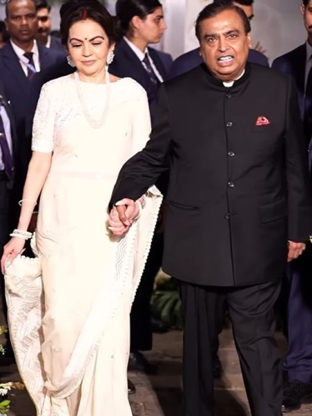 पति का हाथ थाम इवेंट में पहुंचीं नीता अंबानी, Video में दिखा रॉयल अंदाज