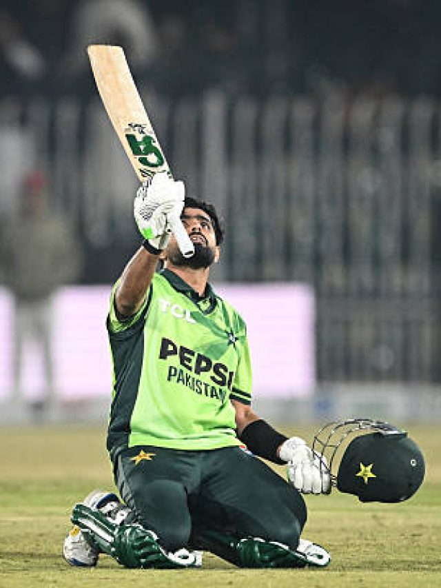 लॉकेट चूमा, घुटनों पर बैठे... बाबर आजम ने शतक जड़कर कोहली की नकल की, VIDEO