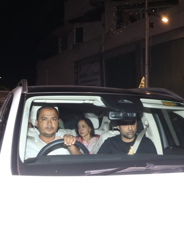 धर्मेंद्र 24 घंटों से अस्पताल में भर्ती, परेशान दिखीं हेमा मालिनी, देर शाम हुईं घर रवाना