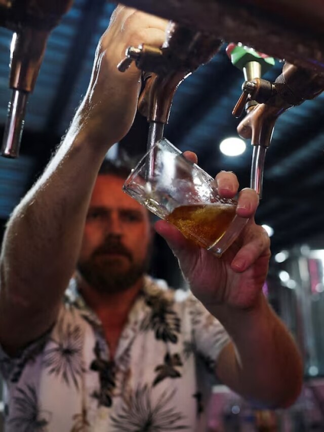 ₹26000 तक जुर्माना... इस देश में दोपहर को शराब पीना पड़ेगा महंगा!