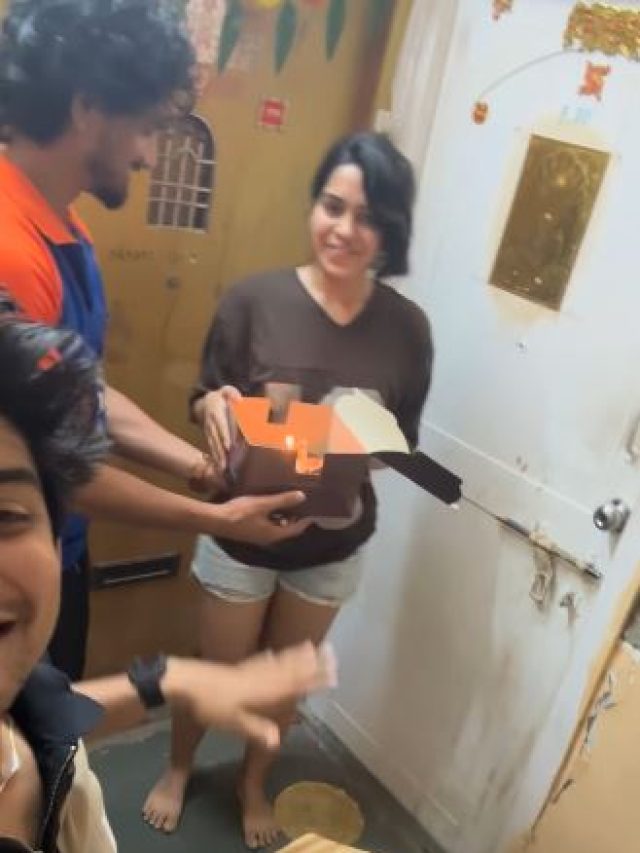 डिलीवरी बॉय बनकर केक लेकर बॉयफ्रेंड पहुंचा गर्लफ्रेंड के घर  दिया बर्थडे सरप्राइज