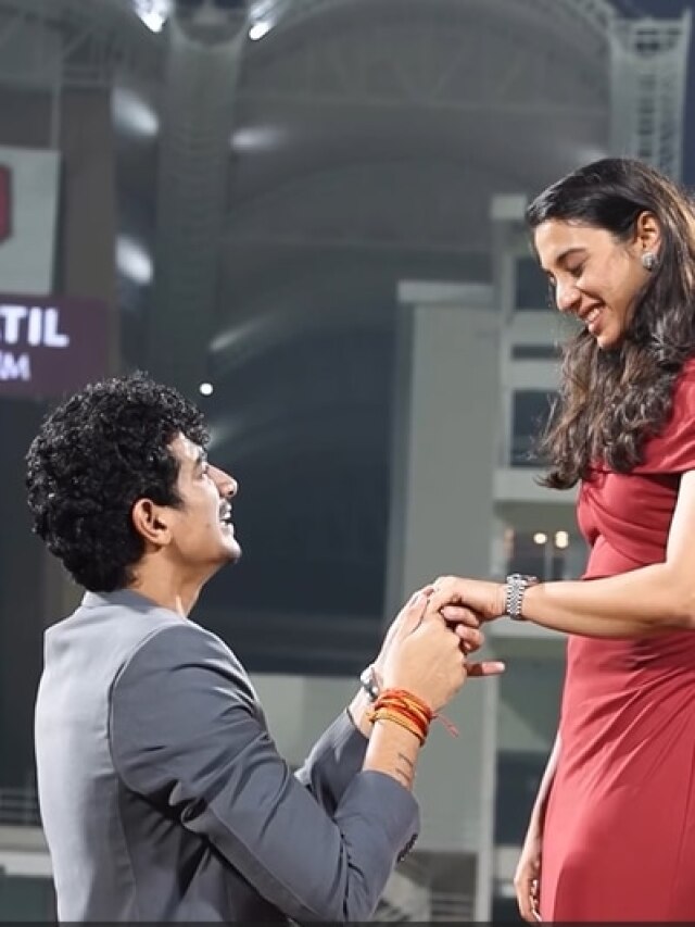 स्टेडियम में घुटनों पर बैठकर पलाश ने पहनाई रिंग, स्मृति को लगाया गले, दोस्तों संग झूमे