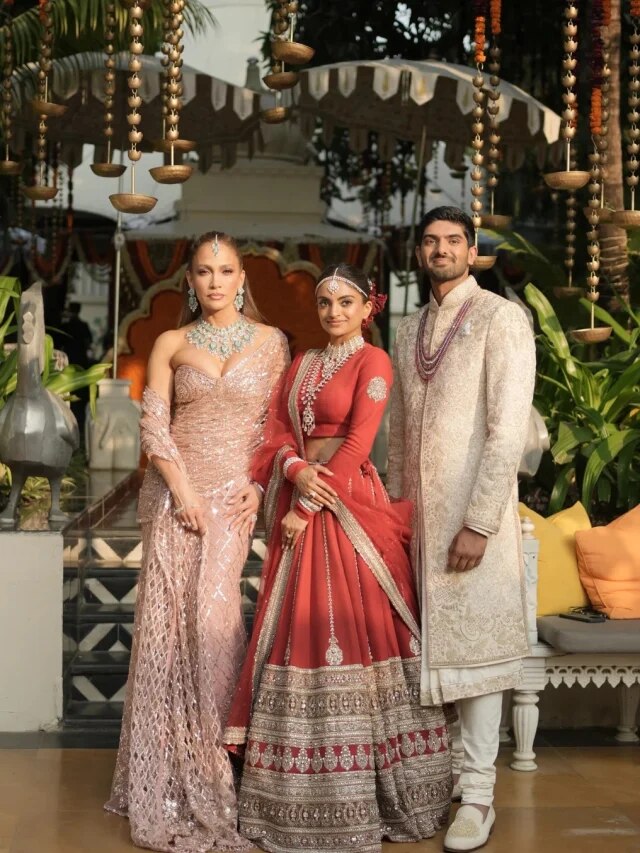 अरबपति की बेटी की शादी में ये विदेशी सेलिब्रिटी, मनीष मल्होत्रा की साड़ी में छाईं, देखें PHOTOS