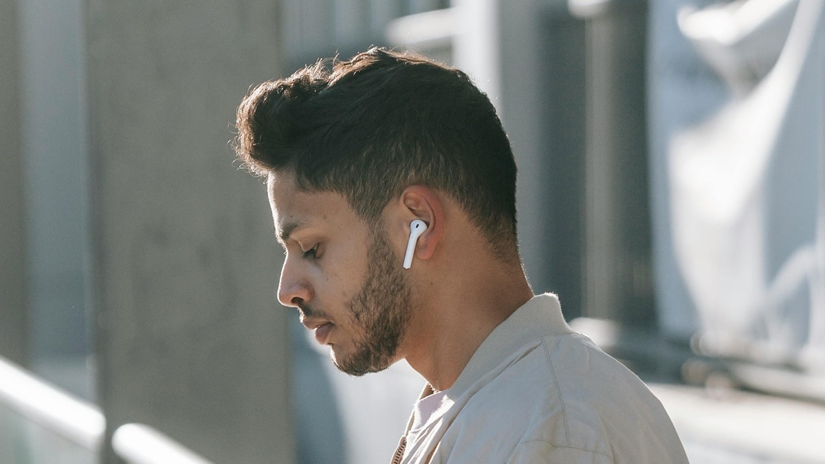 TWS इयरबड्स बिगाड़ देंगे कानों की तबियत! आप तो नहीं कर रहे ये गलती