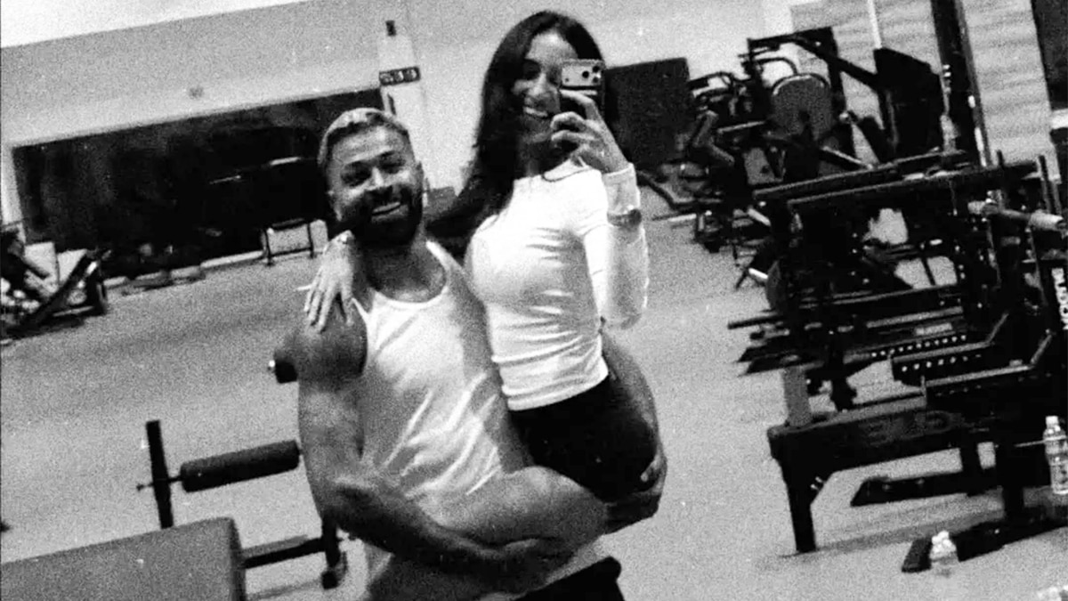 हार्दिक पंड्या की गोद में गर्लफ्रेंड माहिका, बांहों में लेकर किया Kiss, फैंस फिदा