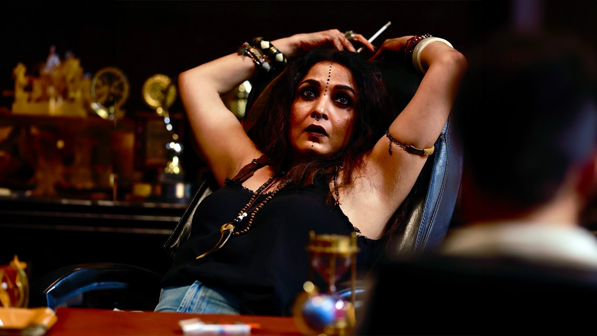 राजमाता बनीं रॉकस्टार... 55 साल की एक्ट्रेस का ये अवतार देख चौंके फैन्स, बोले 'ये क्या किया'