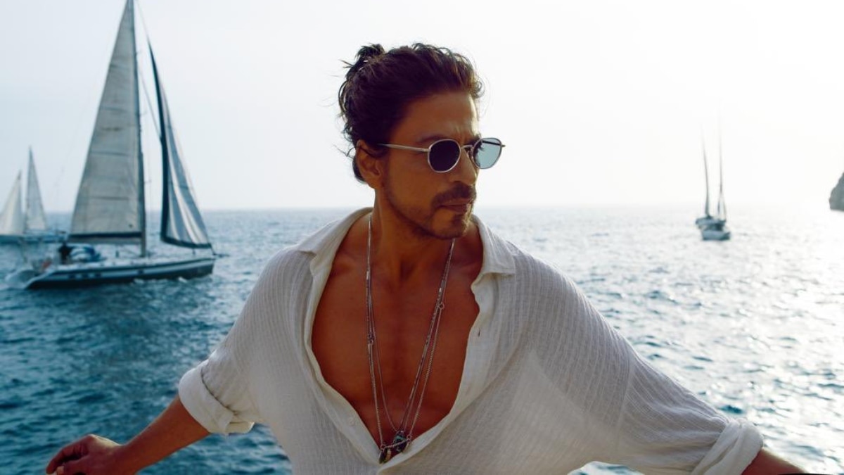 कभी पहली सैलेरी के लिए थिएटर्स के बाहर टिकट बेचते थे शाहरुख, आज है अरबों के मालिक