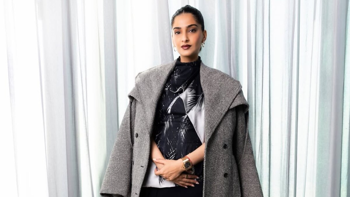 40 की उम्र में फिर मां बनेंगी सोनम कपूर, स्टाइलिश अंदाज में फ्लॉन्ट किया बेबी बंप