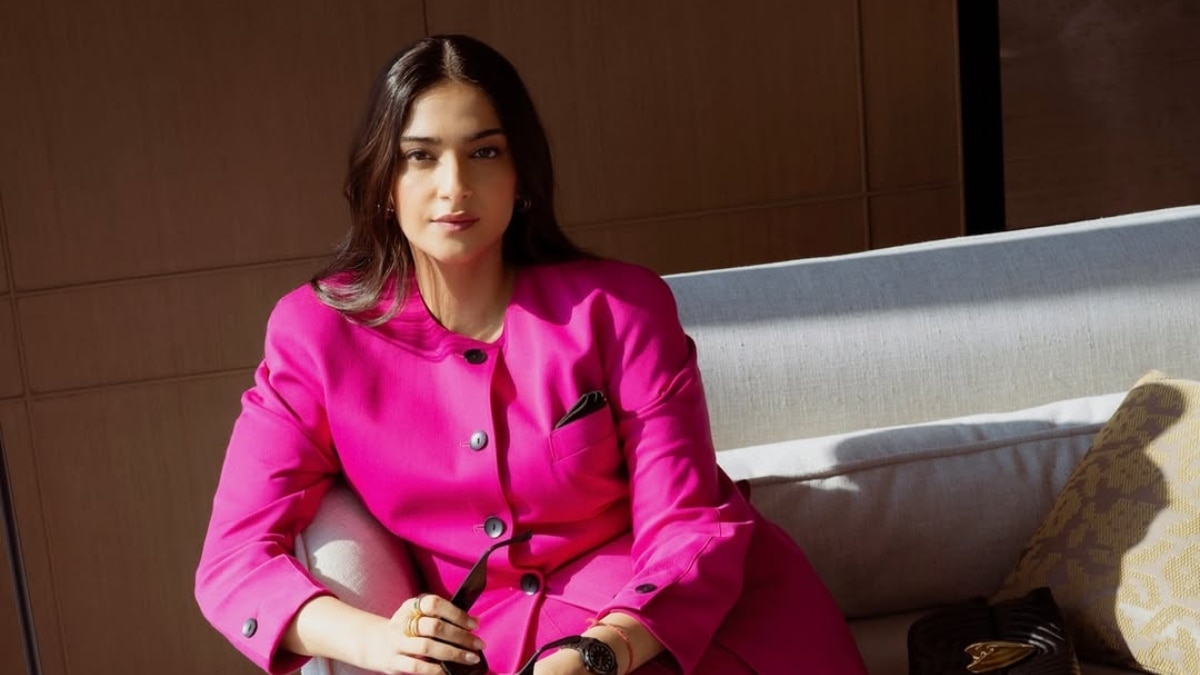 क्या सोनम कपूर को होने वाली है बेटी? पिंक ड्रेस ने दिया ह‍िंट, दिखाया बेबी बंप