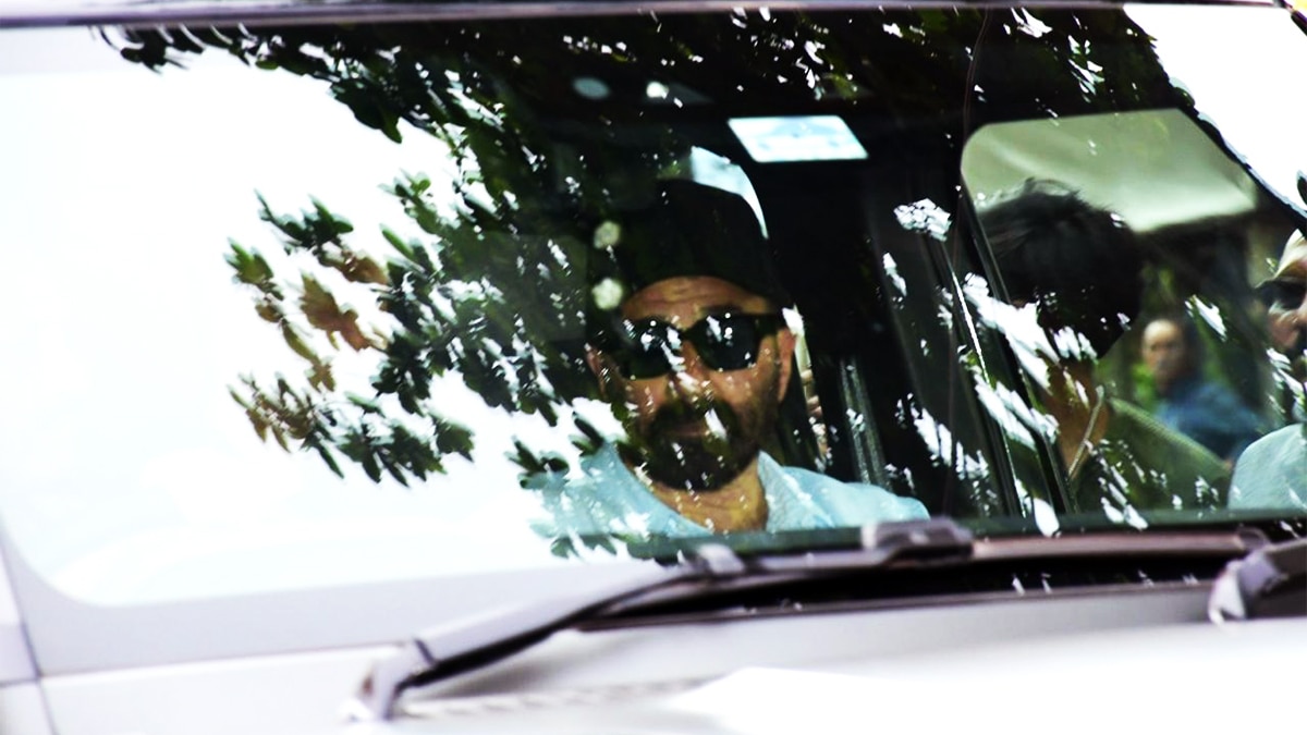 धर्मेंद्र से मिलने अस्पताल पहुंचे सनी देओल, पोते करण ने मांगी दादा की सलामती की दुआ