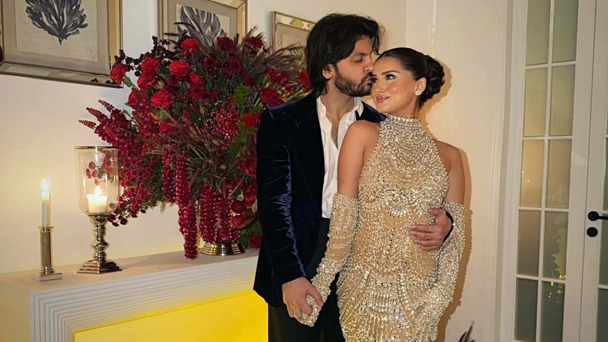 गर्लफ्रेंड तारा के बर्थडे पर रोमांटिक हुए वीर पहाड़िया, केट काटने के बाद सबके सामने किया Kiss