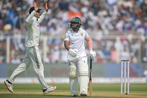 हताश, न‍िराश टेम्बा बावुमा... जुरेल ने पकड़ा ऐसा कैच, अफ्रीकी कप्तान हैरान