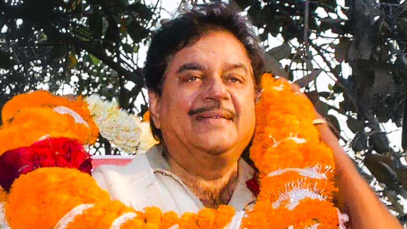 'आपकी पैंट-शर्ट अच्छी है', शत्रुघ्न सिन्हा ने पैप्स को किया सपोर्ट, जया बच्चन पर कसा तंज?